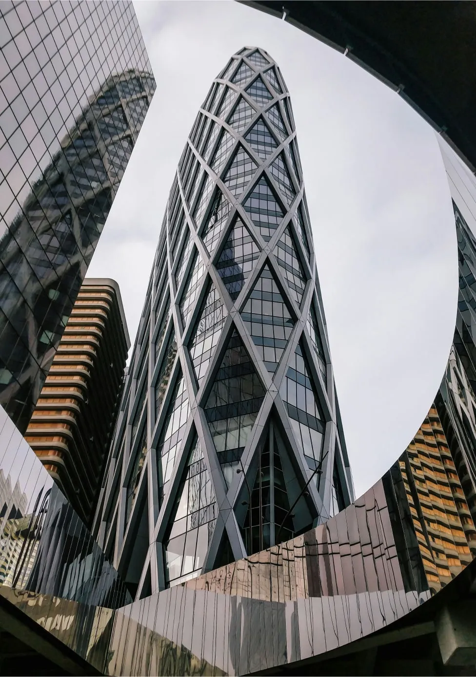 Diese Architekturaufnahme zeigt die Komplexität und Ästhetik moderner Fassadensanierung.
