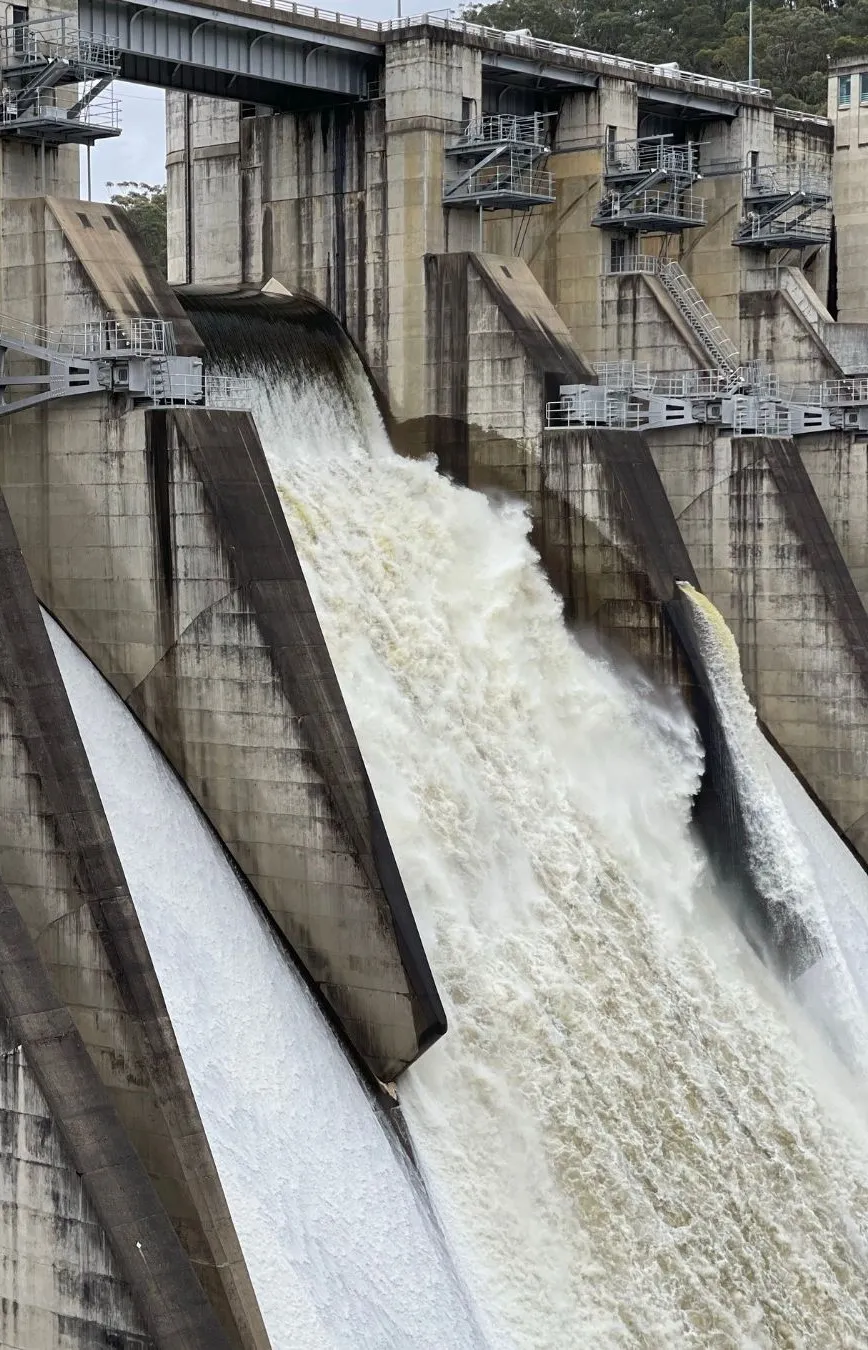 Die Szene symbolisiert die Herausforderungen und Lösungen von HK Baufit im Bereich Bauwerksabdichtung.
